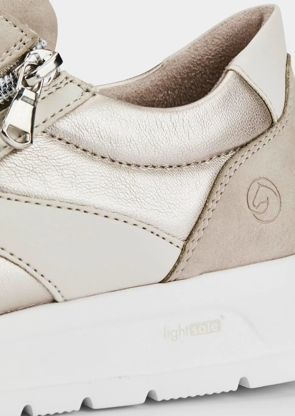 Sneakers, aspect mat et brillant.
