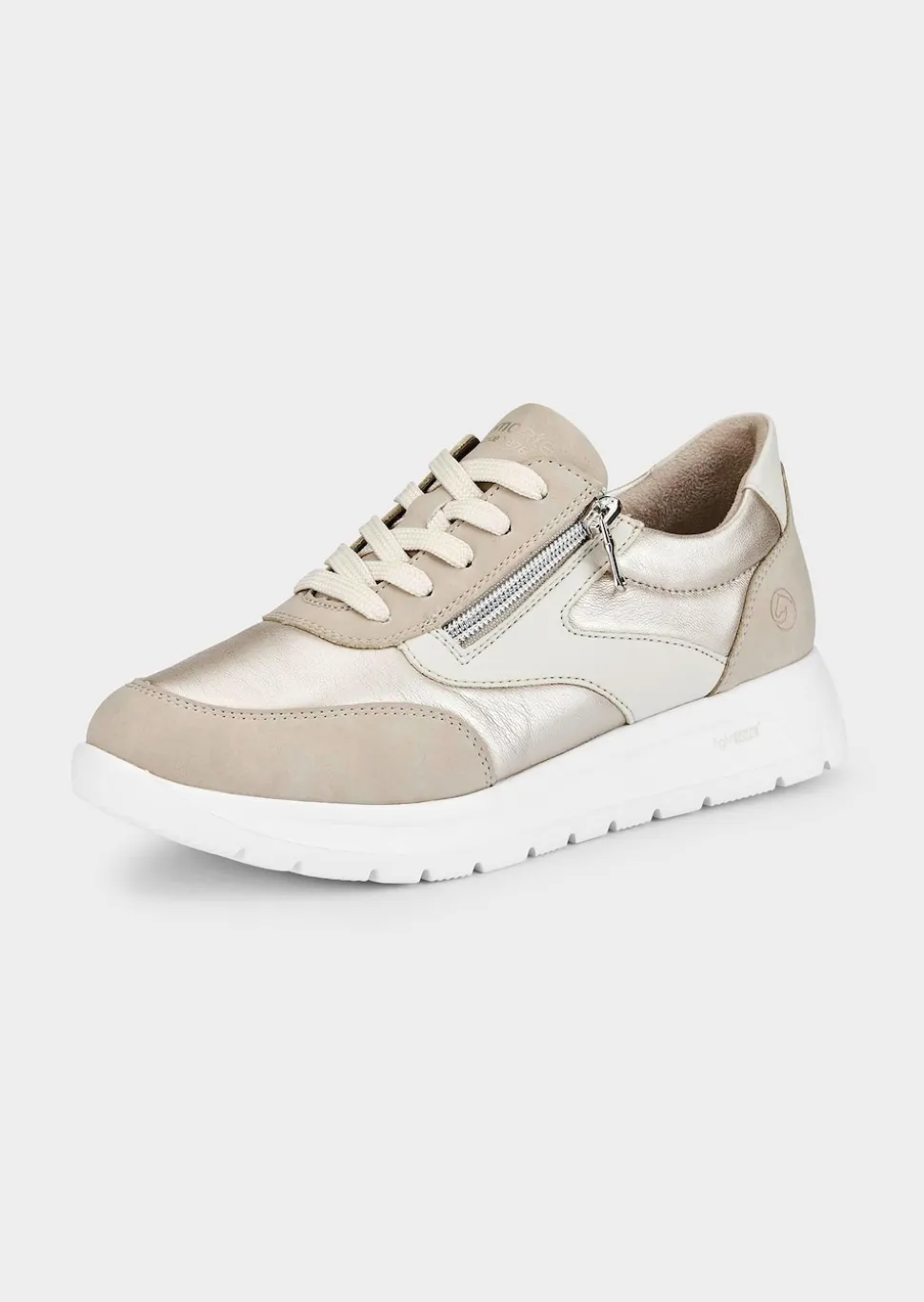Sneakers, aspect mat et brillant.