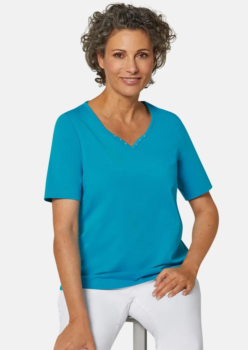 T-shirt avec charmante encolure et pierres décoratives