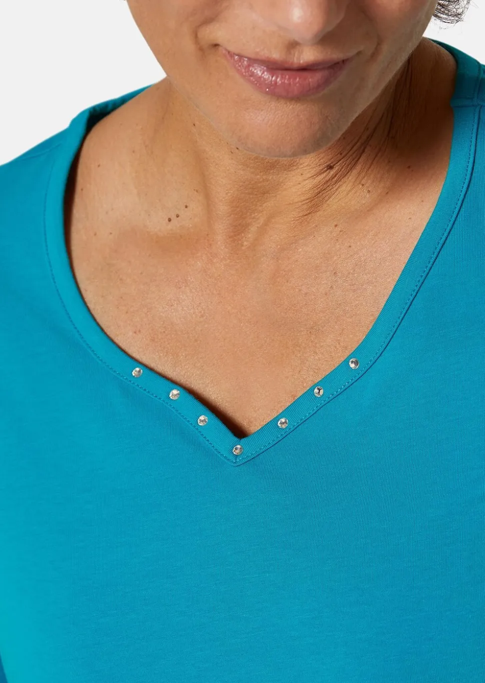 T-shirt avec charmante encolure et pierres décoratives