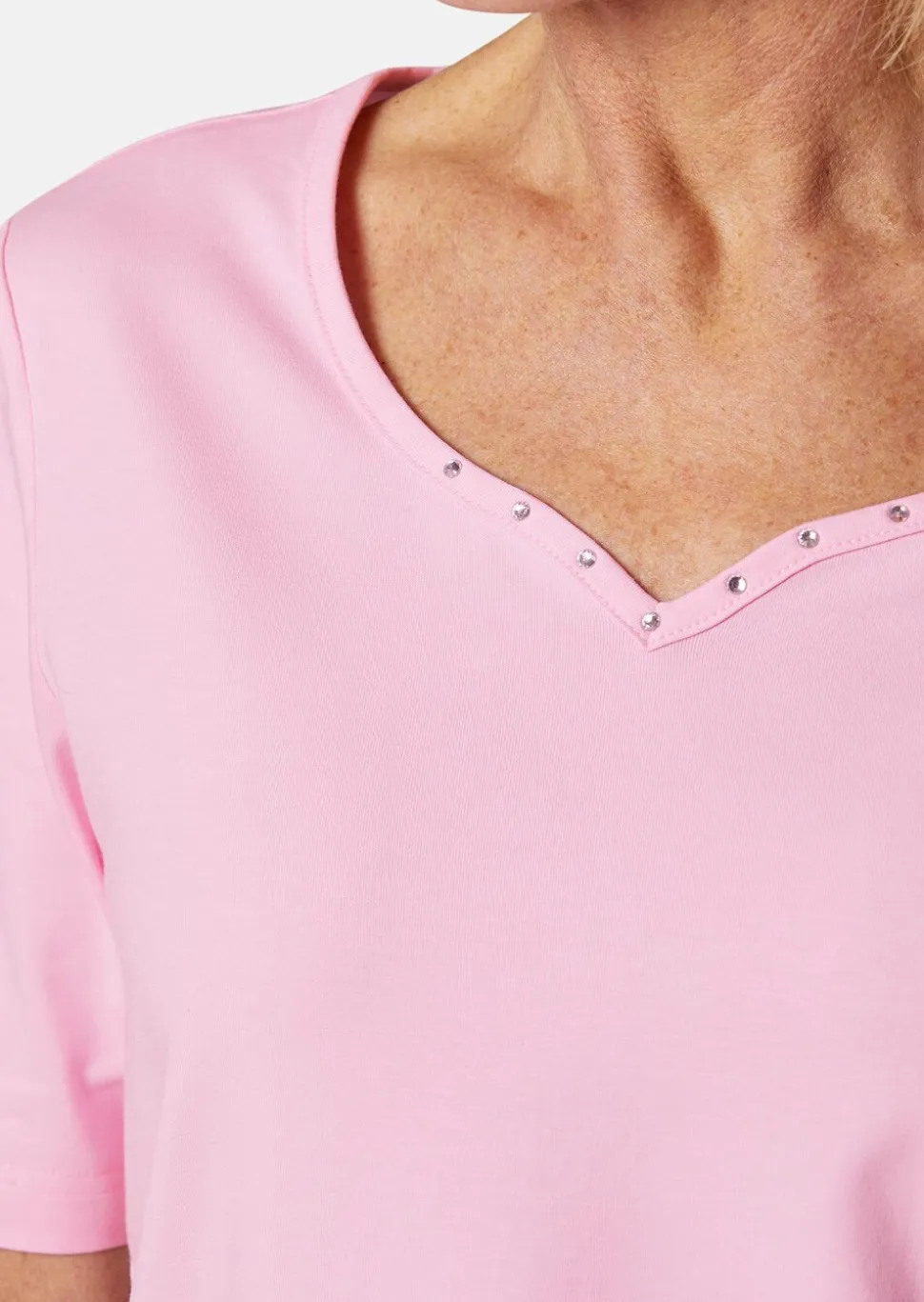 T-shirt avec charmante encolure et pierres décoratives
