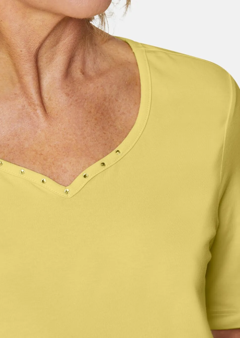 T-shirt avec charmante encolure et pierres décoratives