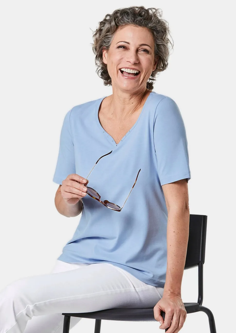 T-shirt avec charmante encolure et pierres décoratives