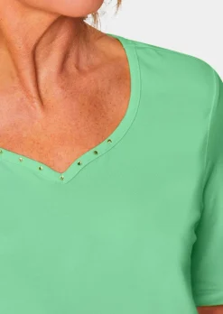 T-shirt avec charmante encolure et pierres décoratives