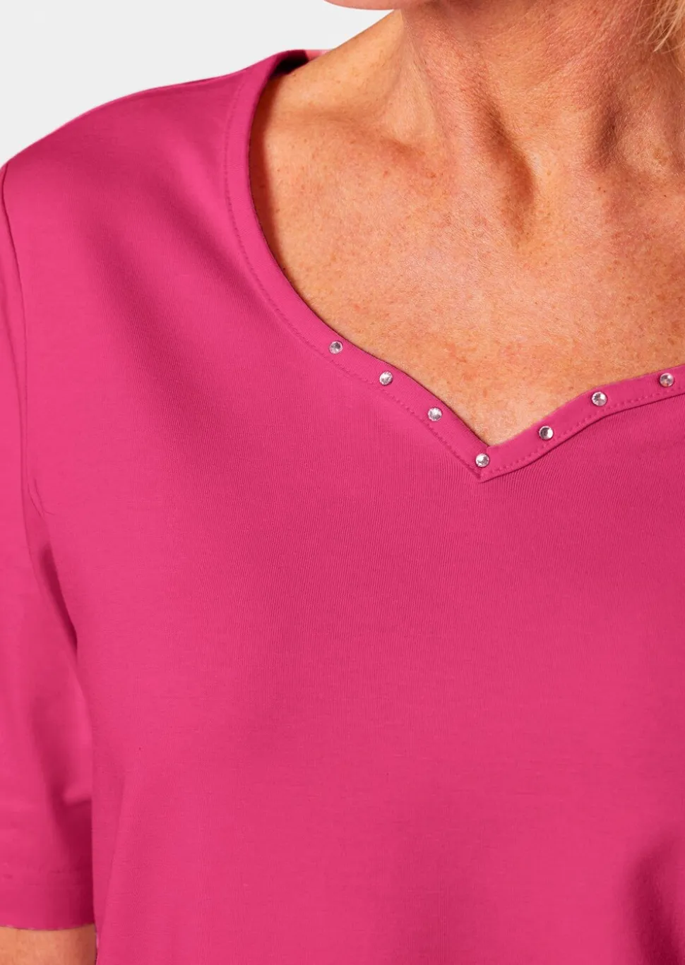 T-shirt avec charmante encolure et pierres décoratives