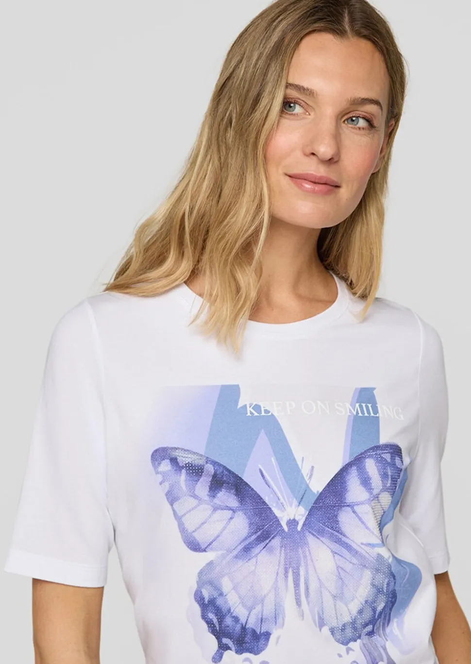T-shirt avec motif de papillons ornées de pierres scintillantes