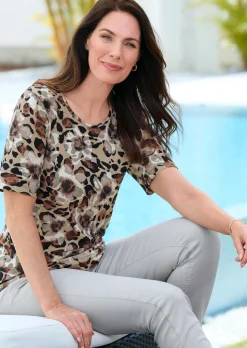 T-shirt avec motifs léopard et floral.