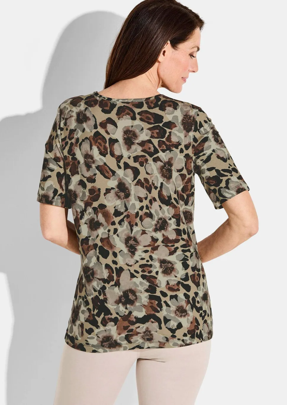 T-shirt avec motifs léopard et floral.