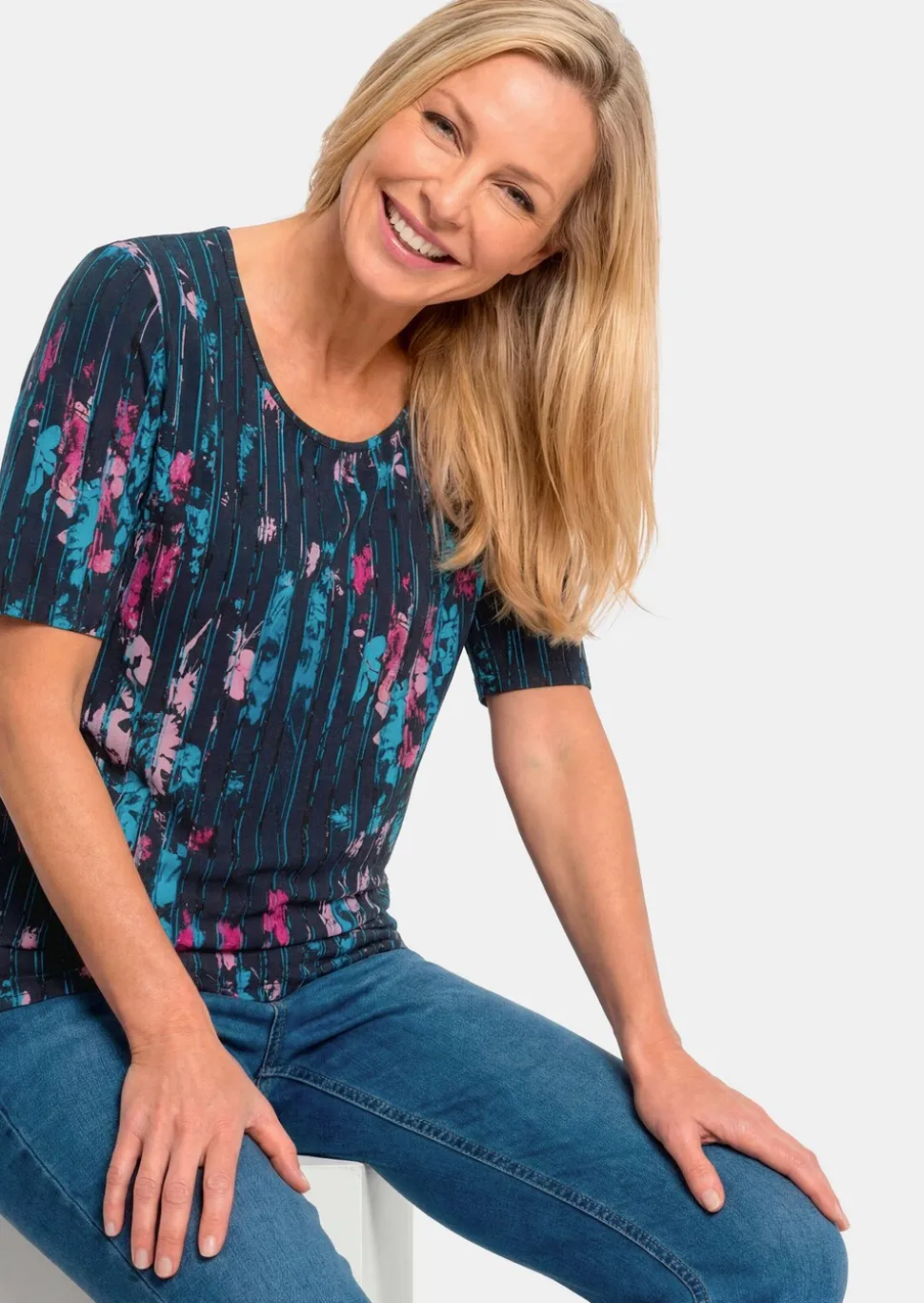 T-shirt en viscose avec fleurs et rayures longitudinales