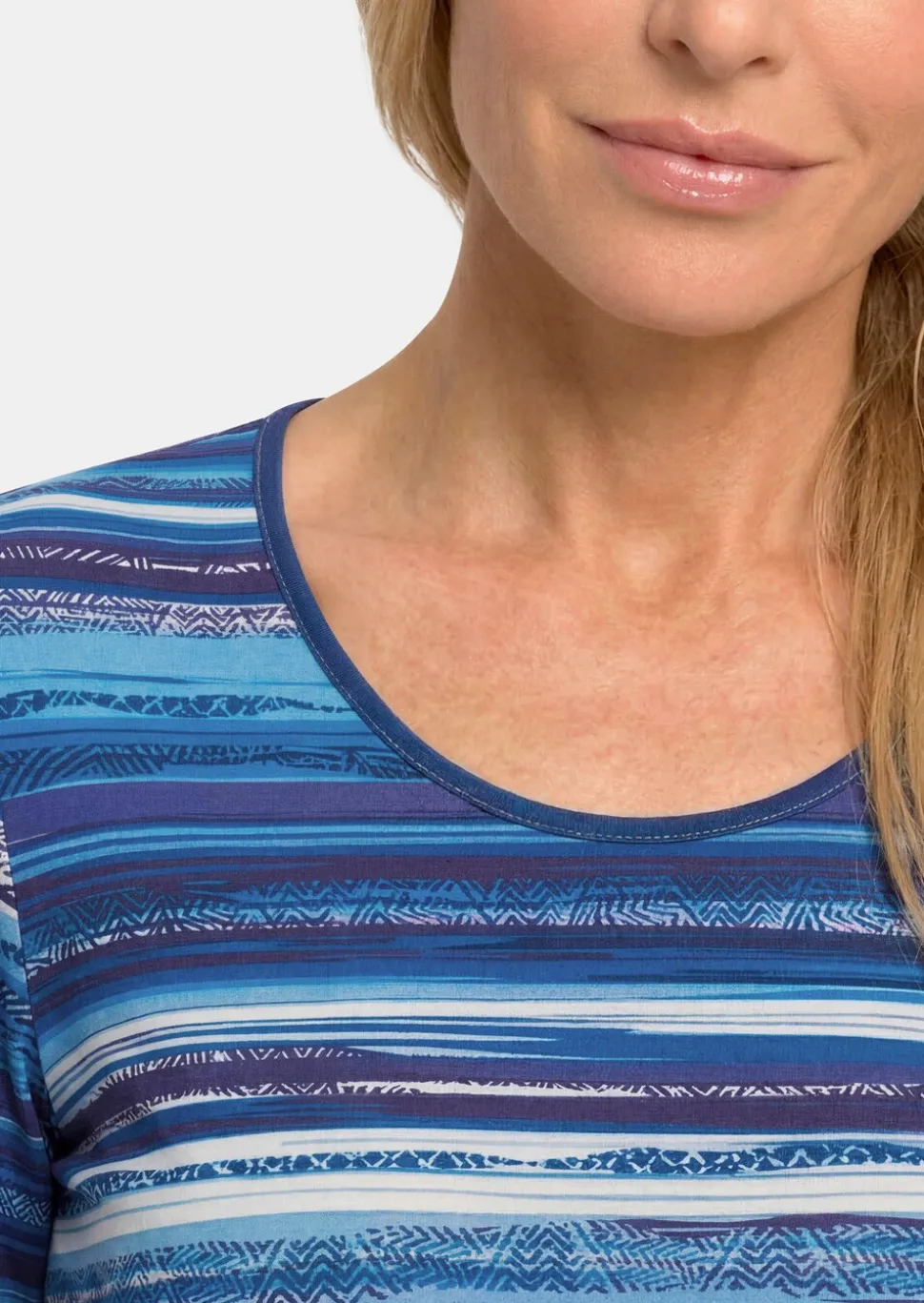 T-shirt en viscose avec un motif à rayures aux couleurs intenses