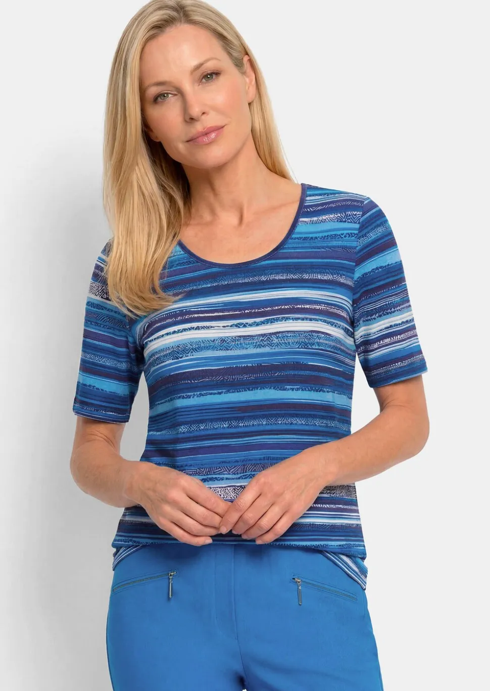 T-shirt en viscose avec un motif à rayures aux couleurs intenses