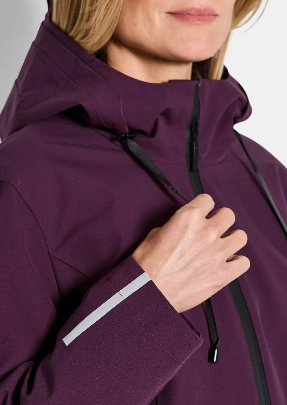 Veste imperméable avec éléments réfléchisseurs