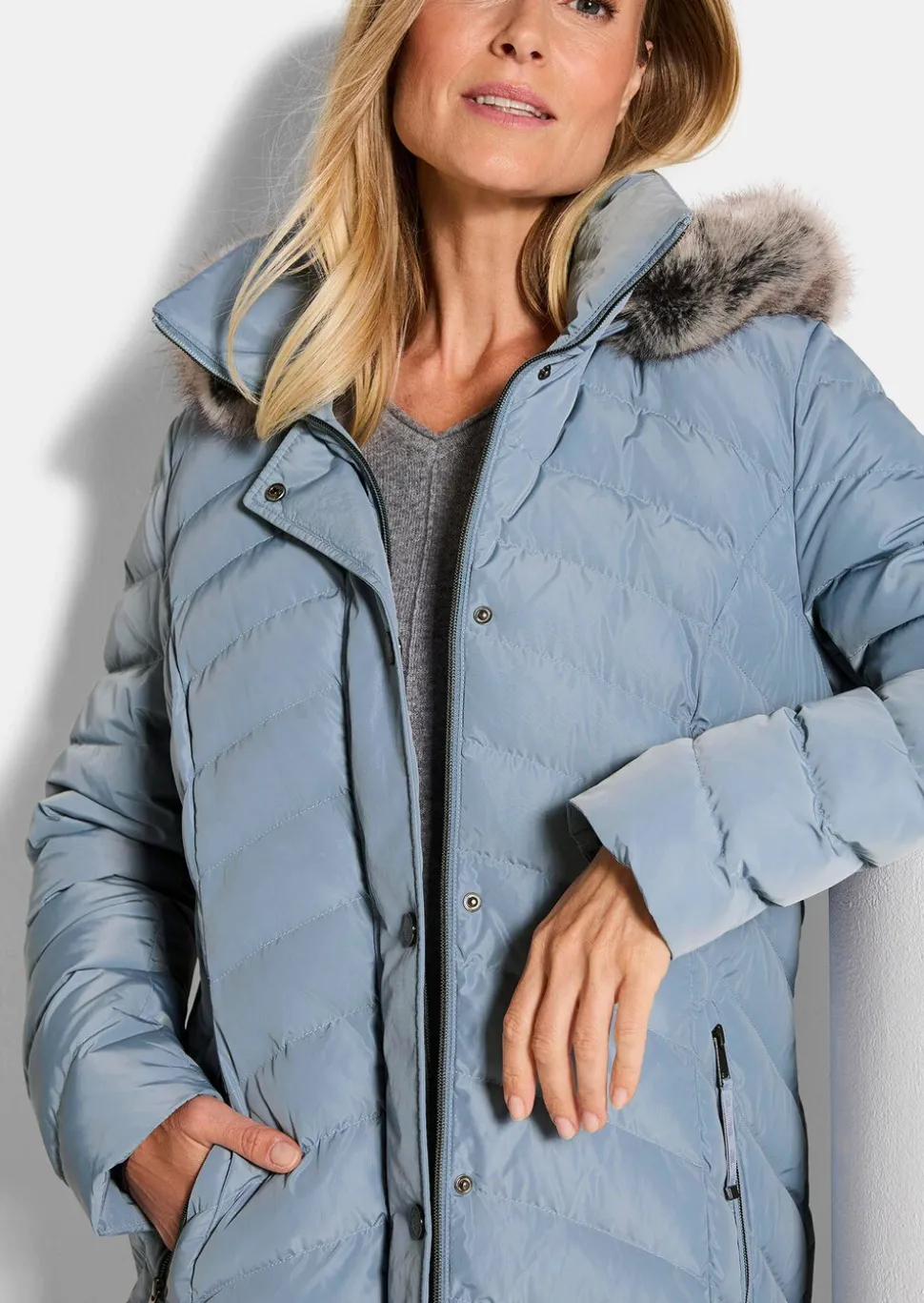 Veste matelassée avec capuche en fausse fourrure