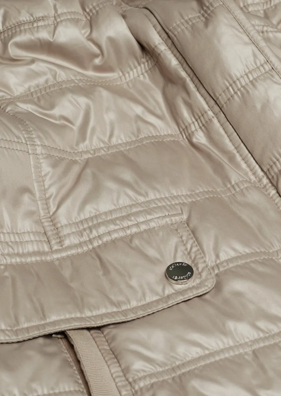 Veste matelassée légère agrémentée de nombreux détails