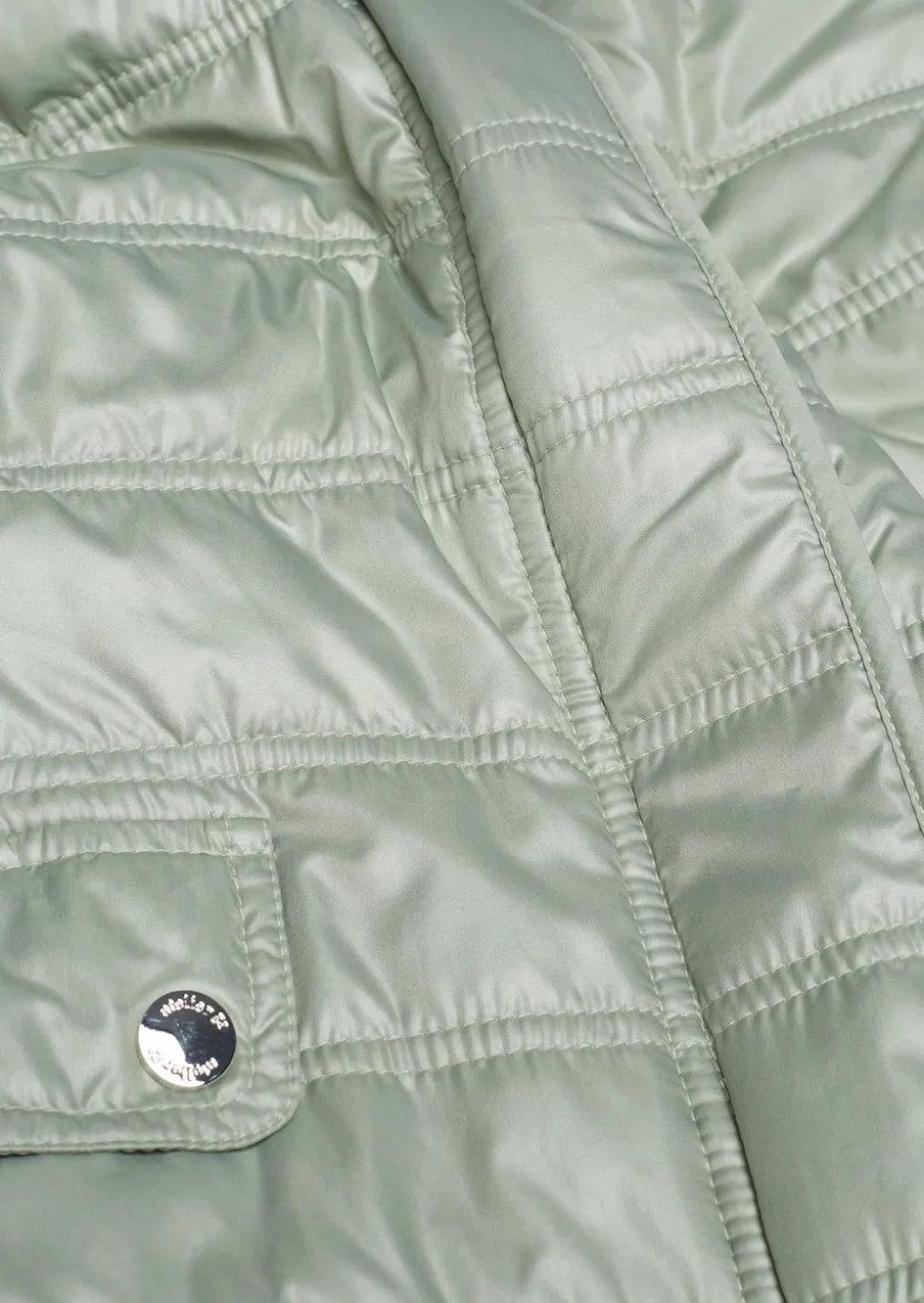 Veste matelassée légère agrémentée de nombreux détails